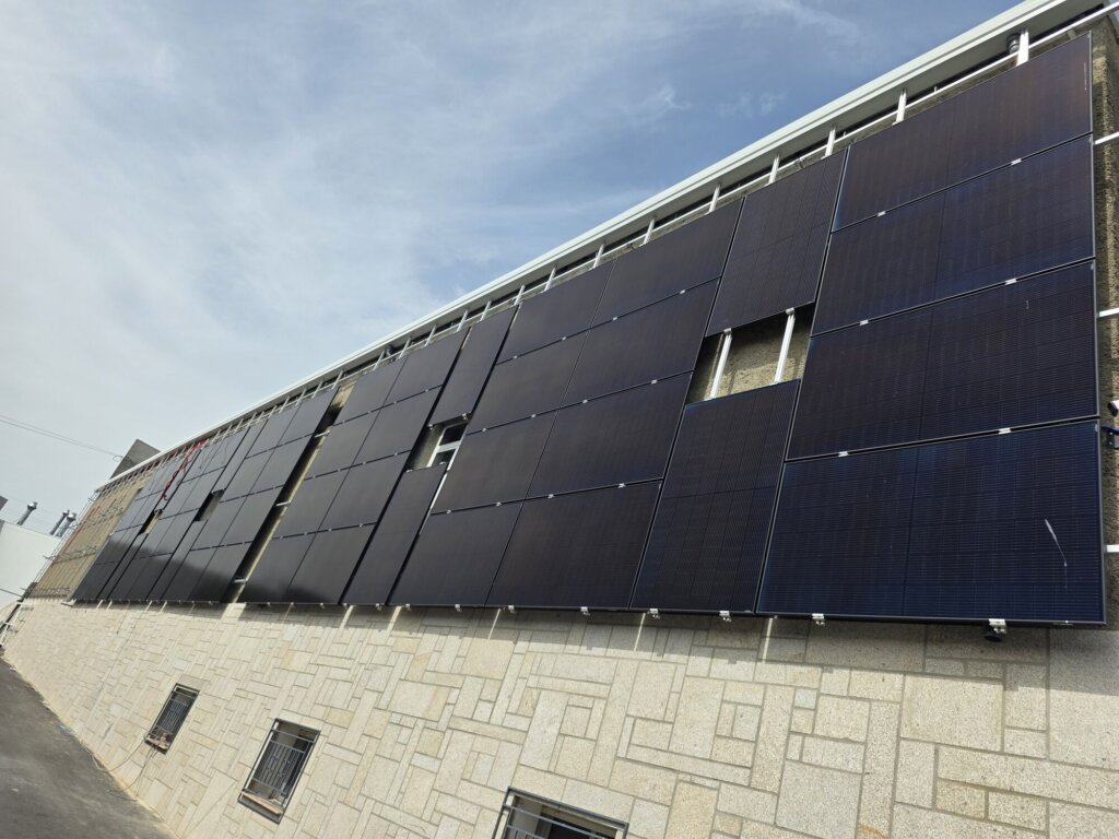 Fachada fotovoltaica, armazém SPH