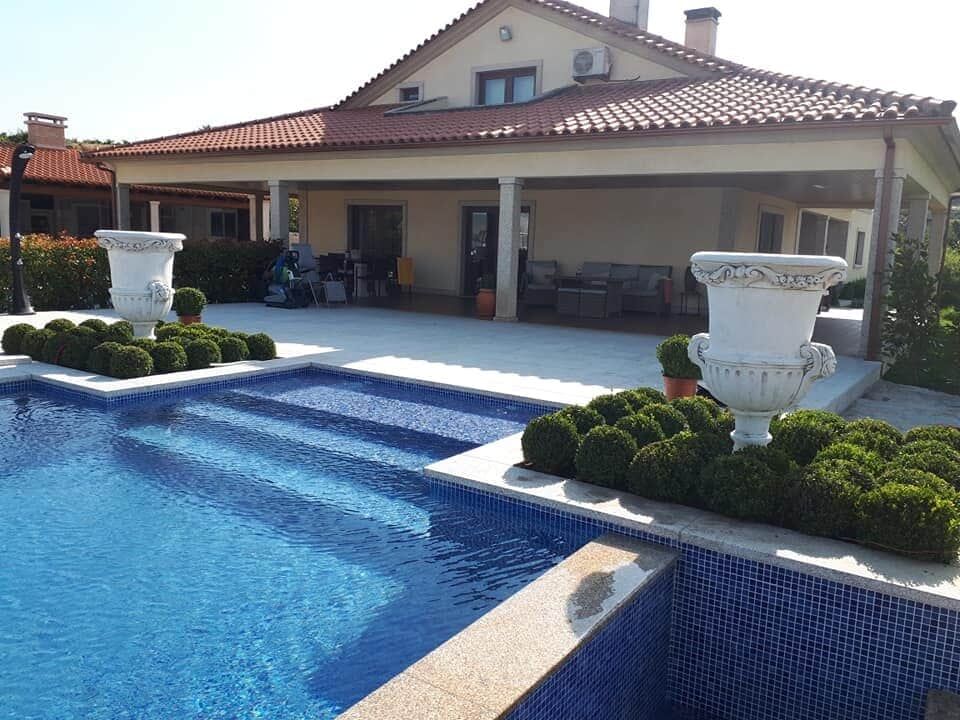 Piscina com cascata, Argeriz