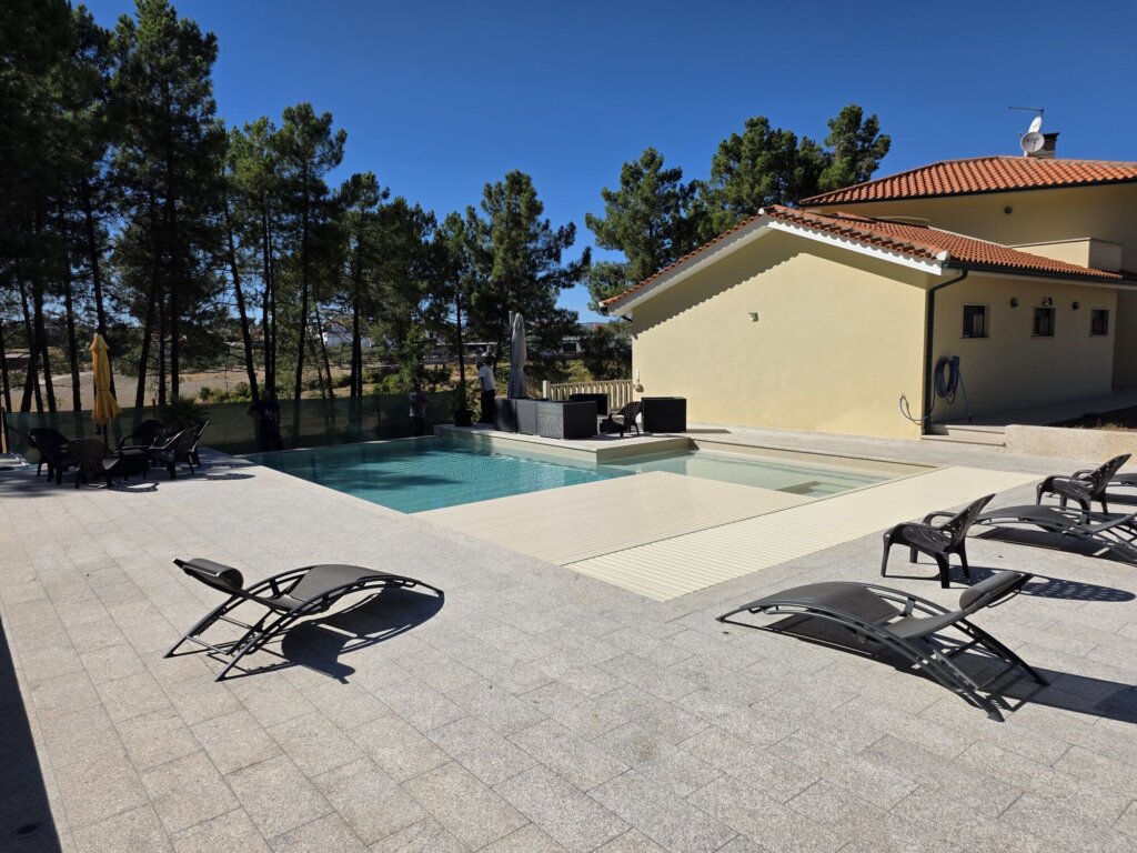 Piscina com cascata, Bouça