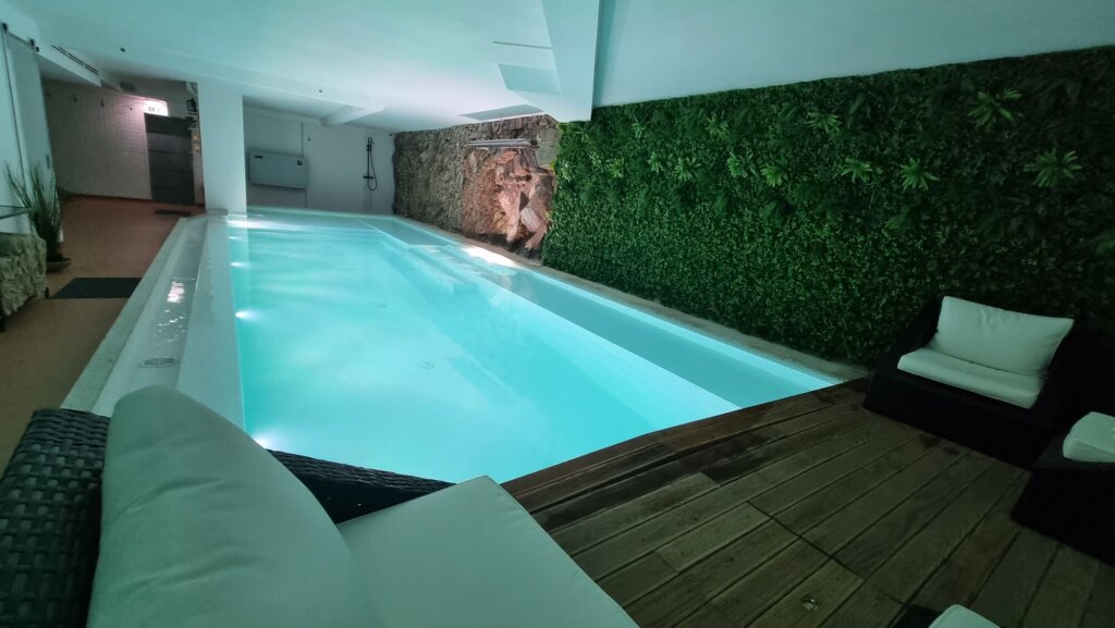 Piscina interior com cascata, Lamego