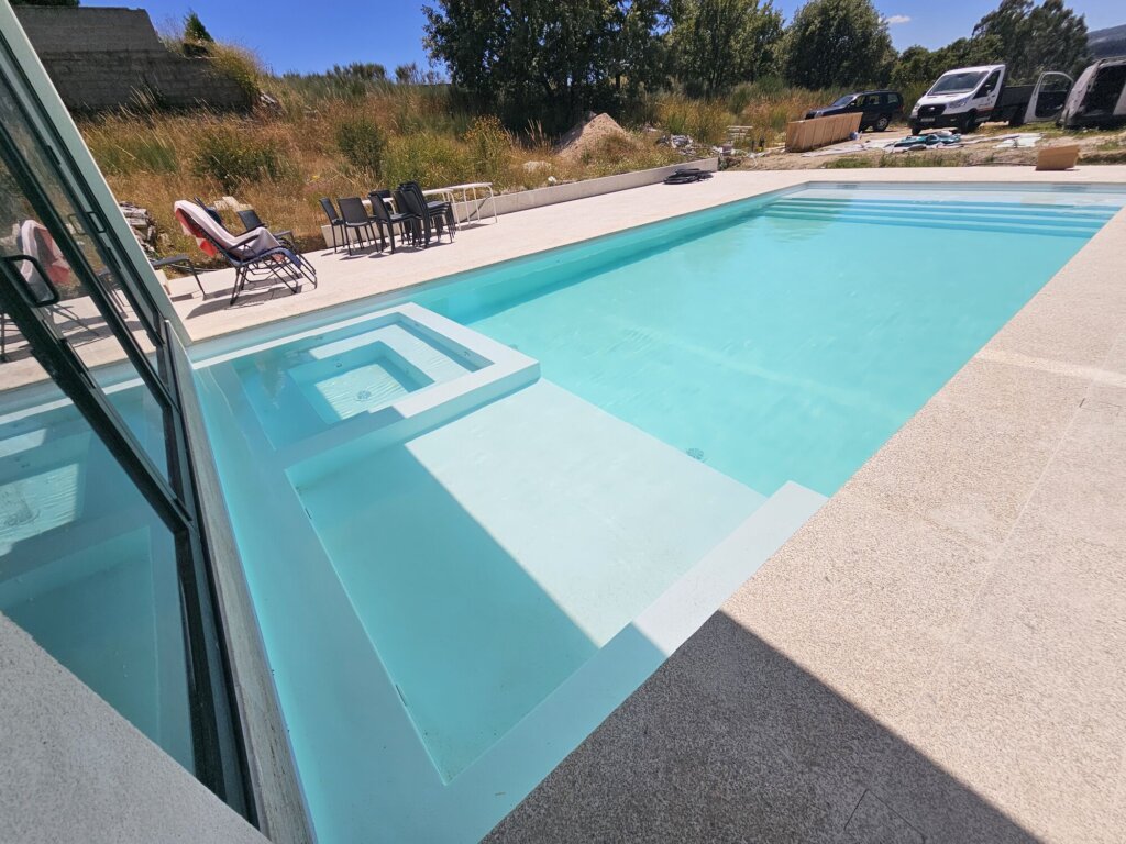 Piscina com jacuzzi integrado, Carreira da Lebre
